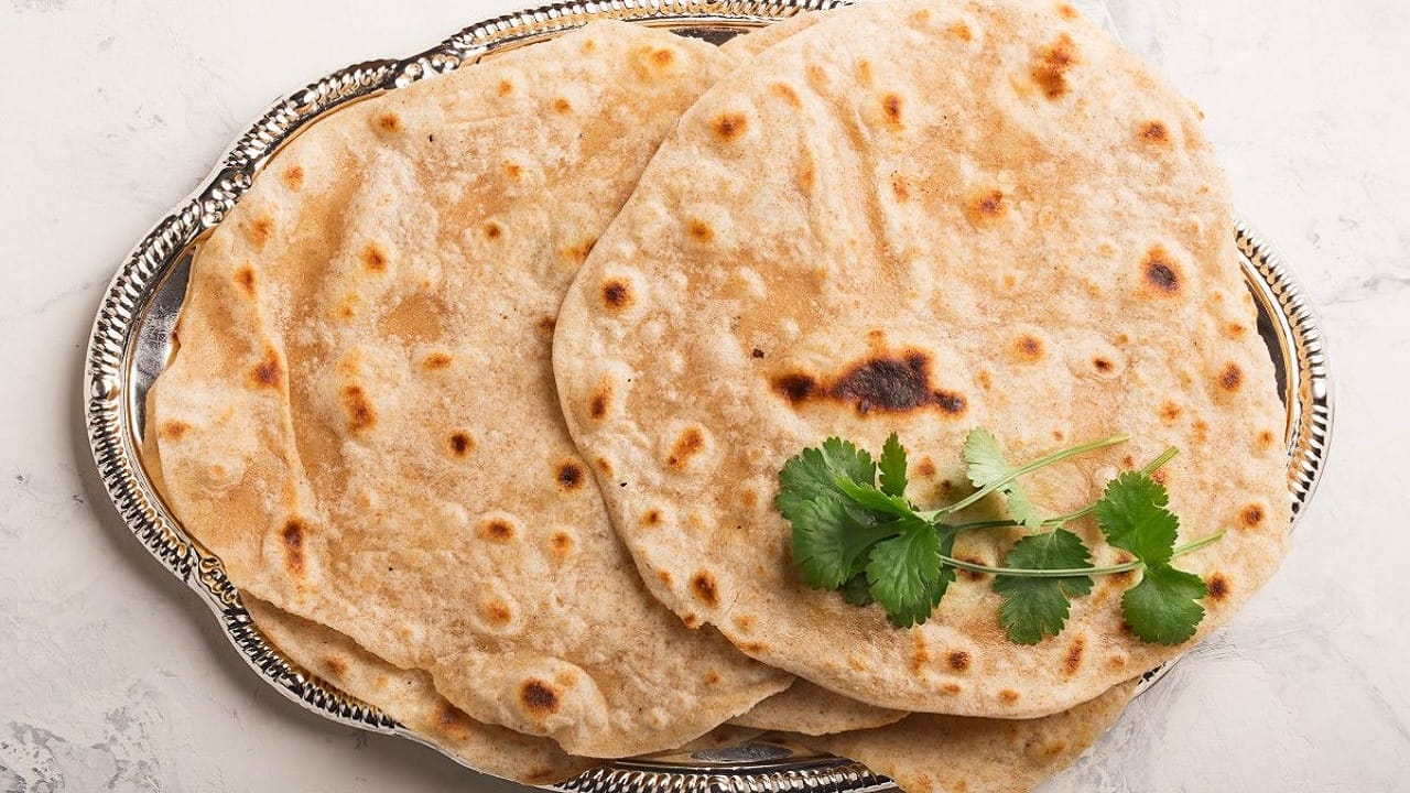 चपातीचे लाडू देखील तुम्ही तयार करु शकता.. चपाती मिक्सरमध्ये क्रश करा... त्यानंतर चपातीच्या क्रशमध्ये तूप, गूळ/साखर, सुका मेवा मिसळून लाडू वळवा... खाण्यासाठी हे लाडू चविष्ट लागतील...