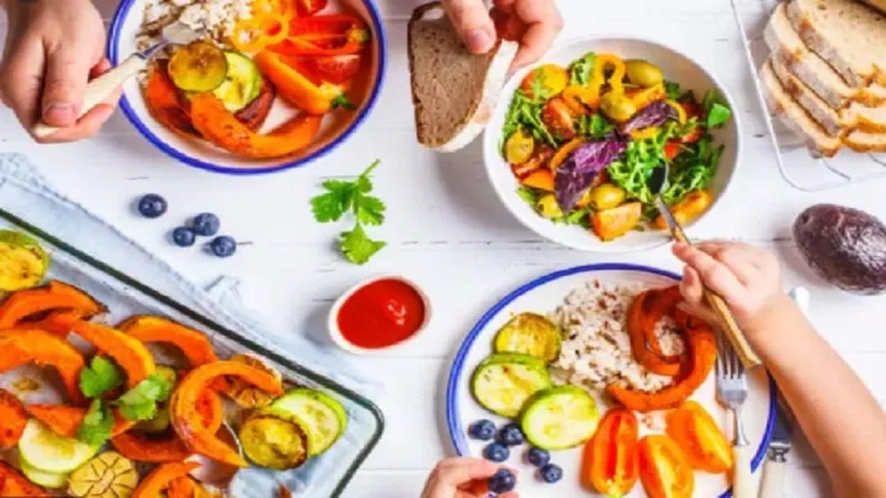 जेवल्यावर लगेच सुस्ती का येते? या मागचं नेमकं कारण चला जाणून घेऊयात.... जेवल्यावर लगेच सुस्ती का येते? या मागचं नेमकं कारण चला जाणून घेऊयात....