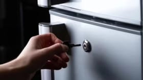 फ्रिजला लॉक का असतं? 99% लोकांना सत्य माहितीच नसेल.