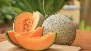 ‘हे’ आहे जगातील सर्वात महाग फळ, जाणून घ्या त्याच्या गगनाला भिडणाऱ्या किमतीमागील कारण