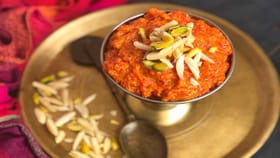 लाल आणि गोड गाजरांपासून बनवा पौष्टीक हलवा. लाल आणि गोड गाजरांपासून बनवा पौष्टीक हलवा.