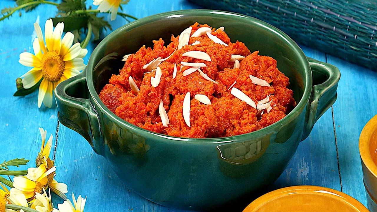 दूध जवळजवळ आटल्यावर साखर घाला आणि नीट ढवळा. साखर घातल्यावर पुन्हा थोडे पाणी सुटेल, ते आटू द्या. आता उरलेले तूप, वेलची पावडर आणि सुका मेवा घाला. हलवा कढईच्या कडांपासून सुटू लागला की गॅस बंद करा.