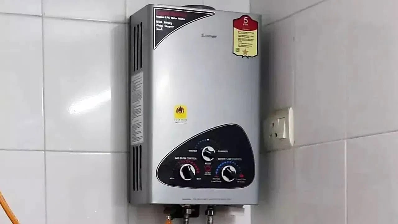 गिझरच्या आत पाणी गरम होत असताना हवेचा दाब निर्माण होतो. जर हा दाब मर्यादेबाहेर गेला, तर गिझरचा भीषण स्फोट होतो. सुदैवाने, गिझर फुटण्यापूर्वी काही विशिष्ट संकेत देतो. हे संकेत ओळखून तुम्ही संभाव्य धोका टाळू शकता.