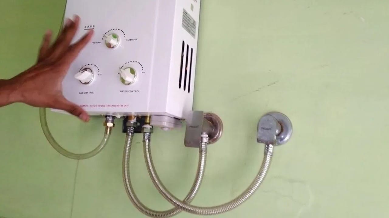 कडाक्याच्या हिवाळ्यात अंघोळीसाठी गरम पाणी मिळावे म्हणून घराघरांत इलेक्ट्रिक गिझरचा वापर मोठ्या प्रमाणात केला जातो. मात्र, गिझरचा वापर करताना होणारी छोटीशी चूक किंवा तांत्रिक बिघाड भीषण अपघाताला निमंत्रण देऊ शकतो.