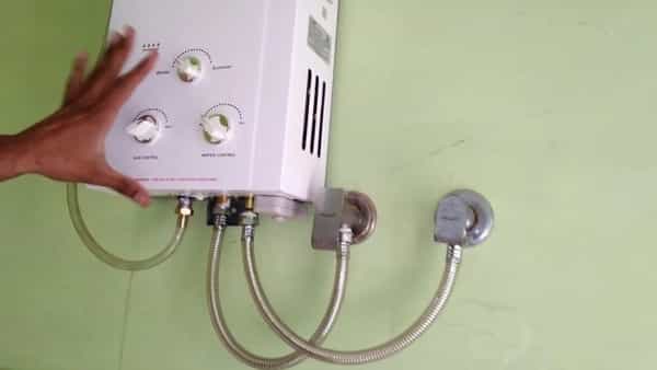 कडाक्याच्या हिवाळ्यात अंघोळीसाठी गरम पाणी मिळावे म्हणून घराघरांत इलेक्ट्रिक गिझरचा वापर मोठ्या प्रमाणात केला जातो. मात्र, गिझरचा वापर करताना होणारी छोटीशी चूक किंवा तांत्रिक बिघाड भीषण अपघाताला निमंत्रण देऊ शकतो.