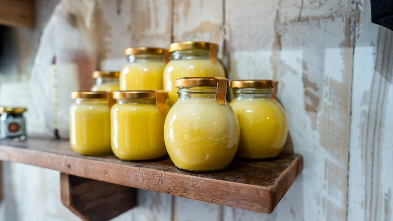 वजन वाढणे हे प्रामुख्याने 'कॅलरी इनटेक' आणि 'कॅलरी बर्न' यांच्या संतुलनावर अवलंबून असते. आहारतज्ज्ञांच्या मते, दररोज १ ते २ लहान चमचे शुद्ध, देशी गाईचे तूप खाणे वजन नियंत्रणासाठी देखील फायदेशीर ठरू शकते.