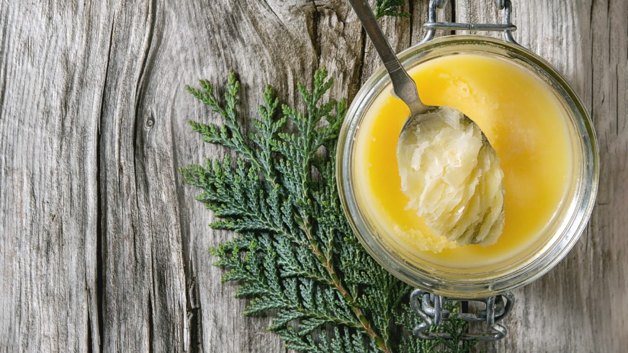 भारतीय आहारात तुपाला विशेष महत्त्व आहे. तूप हे केवळ पदार्थांची चव वाढवण्यासाठीच नव्हे, तर आयुर्वेदिक आणि पारंपरिक दृष्टिकोनातून आरोग्यासाठी वरदान मानले जाते. पण अनेकजण वजन वाढेल या भीतीने तूप खाणे टाळतात.