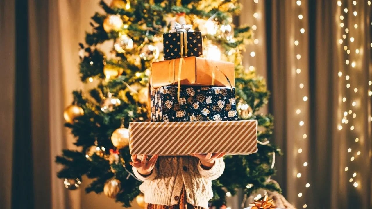 वास्तुशास्त्रानुसार, मत्स्यालय , धबधबे किंवा कासव यासारख्या वस्तू भेट म्हणून देऊ नका . यामुळे आर्थिक अडचणी येऊ शकतात . तसेच, या दिवशी काटेरी झाडे भेट म्हणून देऊ नका .