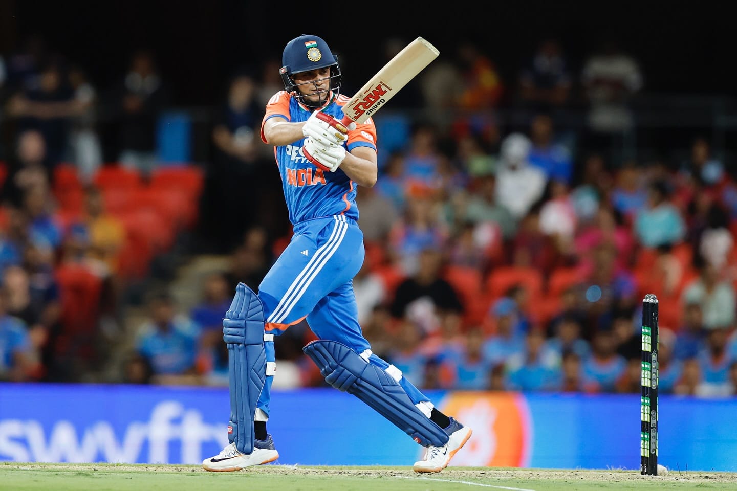 शुबमन गिलचा टी 20 मध्ये धावांसाठी संघर्ष सुरु होता. भारताच्या टेस्ट आणि वनडे टीमचा कॅप्टन असल्याने गिलसाठी संजू सॅमसनला बाहेर बसवण्यात येत होतं. पण गिलला दुखापत झाल्याने संजूला संधी मिळाली. काल संजूने दमदार फलंदाजीतून  त्याची निवड सार्थ ठरवली. 