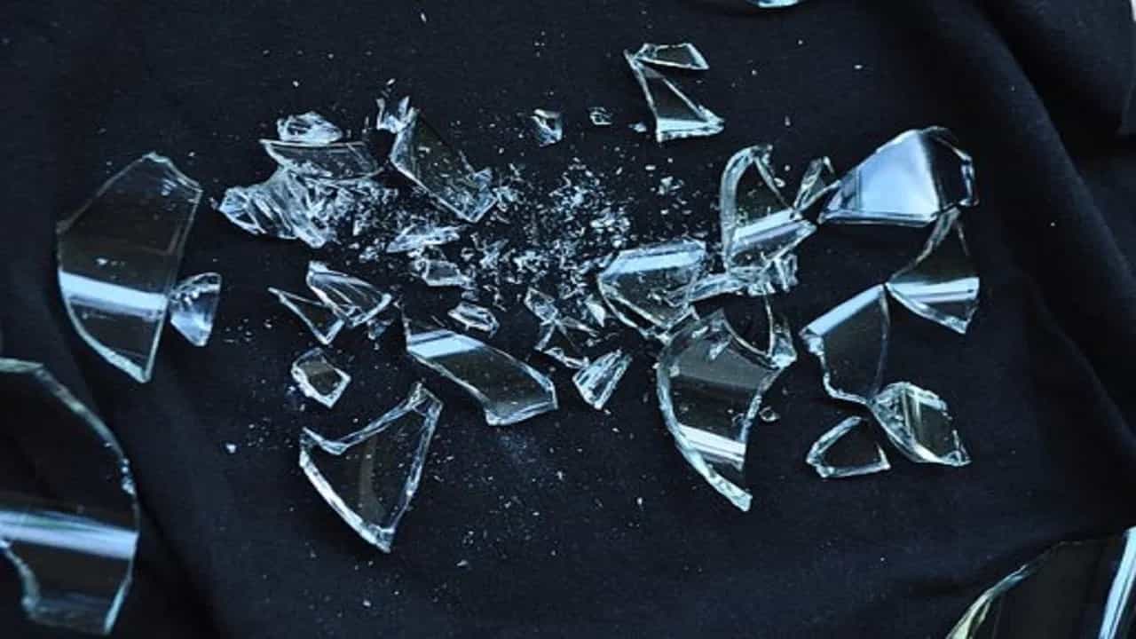 घरात तुटलेली काच असल्यास काढून टाका ताबडतोब, अन्यथा होतील हे 3 मोठे नुकसान
