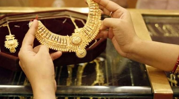 गेल्या अनेक दिवसांपासून सोने आणि चांदीच्या भावात चढउतार झालेला पाहायला मिळत आहे. गेल्या दोन दिवसांपासून मात्र सामान्यांना दिलासा मिळत असून या दोन्ही मौल्यवान धातूंचा भाव घसरत आहे. आजदेखील 2025 सालाच्या शेवटच्या वर्षी सोन्याचा भाव चांगलाच घसरला आहे. 