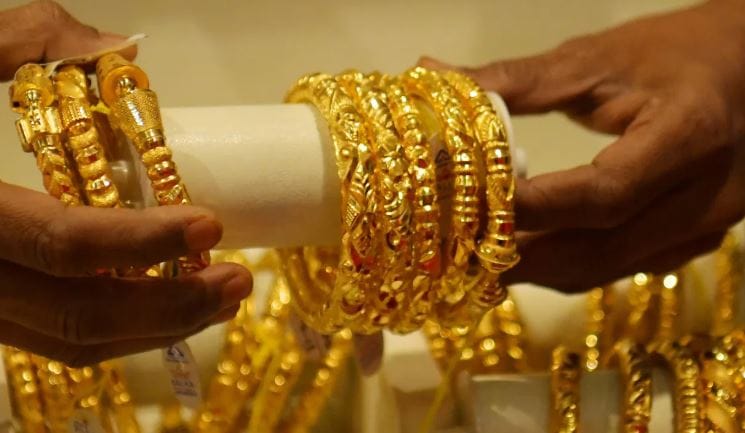 जेव्हा-कधी अर्थव्यवस्था गटांगळ्या खायला लागते, अनिश्चितता निर्माण होते तेव्हा गुंतवणूकदार हमखास या दोन धातूंमध्ये पैसे गुंतवतात. त्यामुळेच तुमच्याकडच्या पैशांचे मूल्य वाढवायचे असेल तर सोने, चांदीमध्ये पैसे गुंतवण्याचा सल्ला दिला जातो.  खरं म्हणजे सोने आणि चांदीचा भाव 2050 साली नेमका किती असेल? हे नेमकेपणाने सांगणे कठीण आहे. 