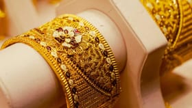 सोन्याच भाव धडाम! एका झटक्यात 2000 रुपयांनी स्वस्त, 10 ग्रॅमसाठी....