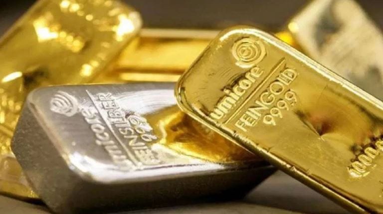 सलग दोन दिवस सोने आणि चांदीच्या भावात घसरण होताना पाहायला मिळत आहे. इंडियन बुलियन अँड ज्वेलर्स असोशिएनशच्या नुसार 30 डिसेंबर रोजी 22 कॅरेट सोन्याचा भाव 1,23,293  रुपये प्रति 10 ग्रॅम रुपये होता. आता हाच भाव बुधवारी म्हणजेच 31 डिसेंबर रोजी 1,21,919  रुपये प्रति 10 ग्रॅमपर्यंत खाली आला आहे. 