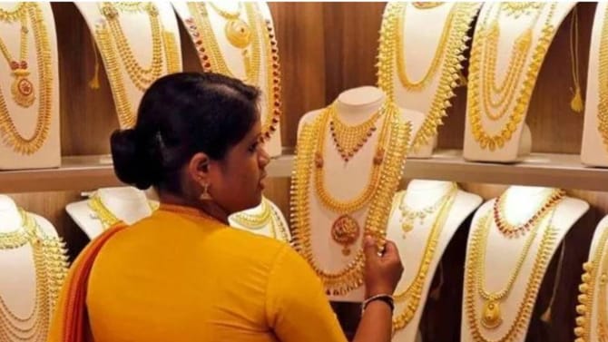 सोन्याला वाईट दिवस, एकाच दिवसात भाव धाडकन खाली आला, 10 ग्रॅमसाठी....