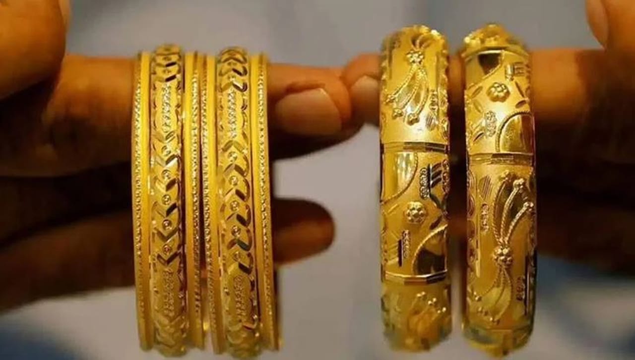 गेल्या काही दिवसांपासून सोने आणि चांदीच्या दरात चांगलाच चढउतार पाहायला मिळतो आहे. सोन्याचा भाव कधी वाढत आहे. तर कधी त्यात घट होताना दिसत आहे. सध्या पुन्हा एकदा सोन्याचा भाव चांगलाच घसरला आहे.