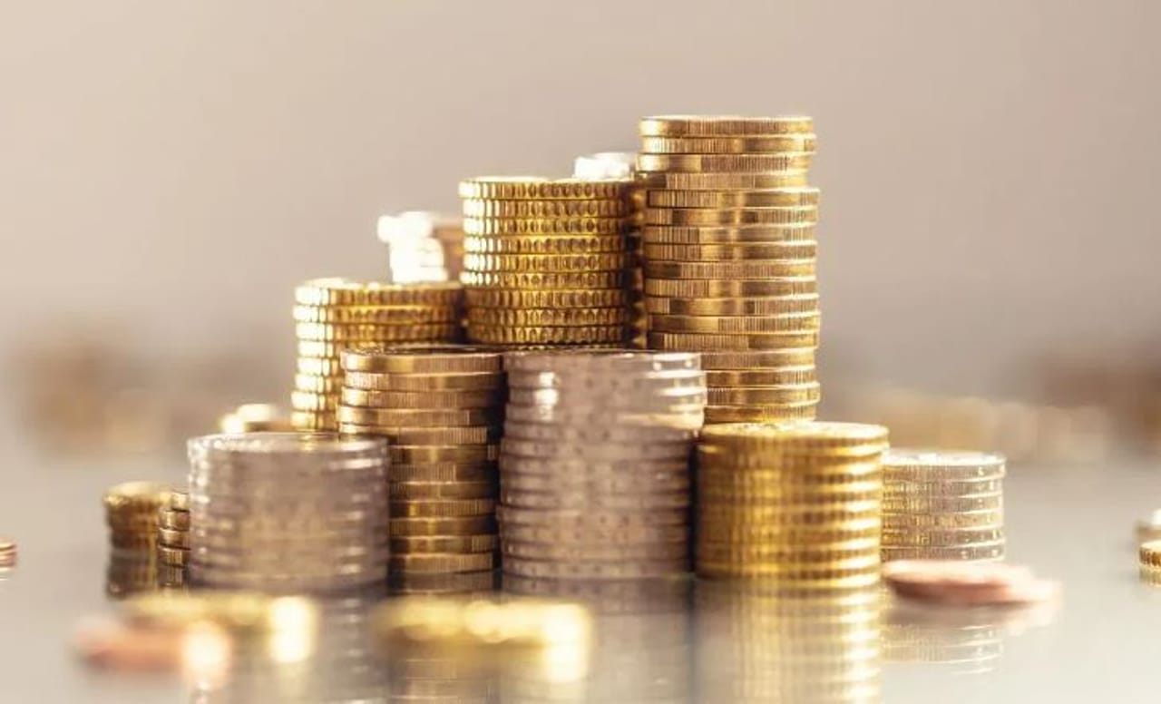 गेल्या काही दिवसांपासून सोने आणि चांदीच्या भावात मोठा चढउतार झालेला पाहायला मिळत आहे. काही दिवसांपासून सोन्याचा भाव सलग वाढताना दिसत होता. आता मात्र सोन्याला उतरती कळा लागली आहे. सोन्याचा भाव आज (30 डिसेंबर) चांगलाच पडला असून सामान्यांना दिसाला मिळाला आहे. 