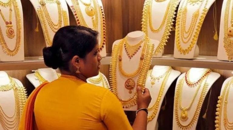 सोने आणि चांदी या मौल्यवान धातूंचा भाव चांगलाच वाढला आहे. चांदीचा भाव तर एका दिवसात तब्बल 8000 रुपयांनी वाढला आहे. सोन्याचा भावही 800 रुपयांनी वाढला आहे. या भाववाढीमुळे सामान्यांच्या खिशाला चांगलीच झळ बसणार आहे.