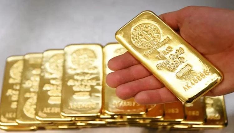 वर्षाच्या शेवटच्या दिवशी म्हणजेच 31 डिसेंबर रोजी 24 कॅरेट सोन्याचा भाव 133099 रुपये प्रति 10 ग्रॅमपर्यंत खाली आला. हा भाव मंगळवारी 134599 रुपयांवर होता. म्हणजेच मंगळवारच्या तुलनेत बुधवारी सोन्याचा भाव 1500  रुपयांनी कमी झाला आहे. 