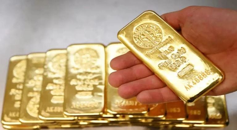 मिळालेल्या माहितीनुसा सुवर्णनगरी म्हणून ओळख असलेल्या जळगावच्या सराफा बाजारात सोने, चांदीच्या भावात मोठी घसरण झाली आहे. सोन्याचा भाव तब्बल 800 रुपयांनी घसरला आहे. तर चांदीचा भावही 2000 रुपयांनी कमी झाला आहे.