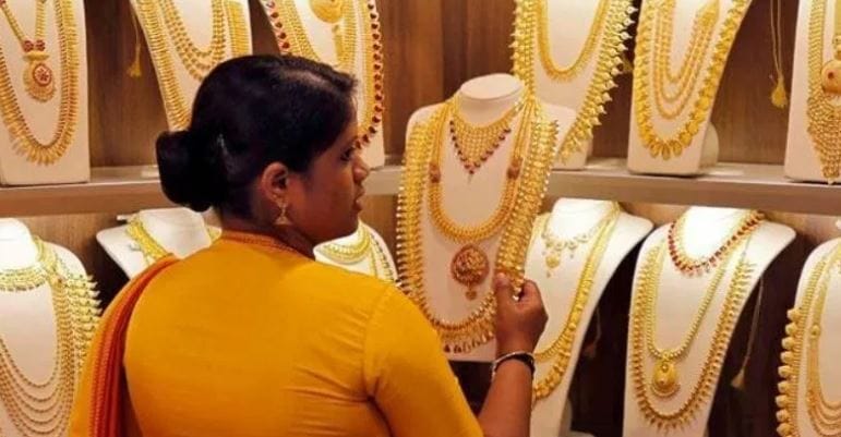 मिळालेल्या माहितीनुसार 6 डिसेंबर रोजी सराफा बाजारात मोठी हालचाल पाहायला मिळाले. सध्या लग्नसराई चालू आहे. त्यामुळे लोक सोन्याची खरेदी करत आहेत. 24 कॅरेट सोने सर्वाधिक शुद्ध मानले जाते.