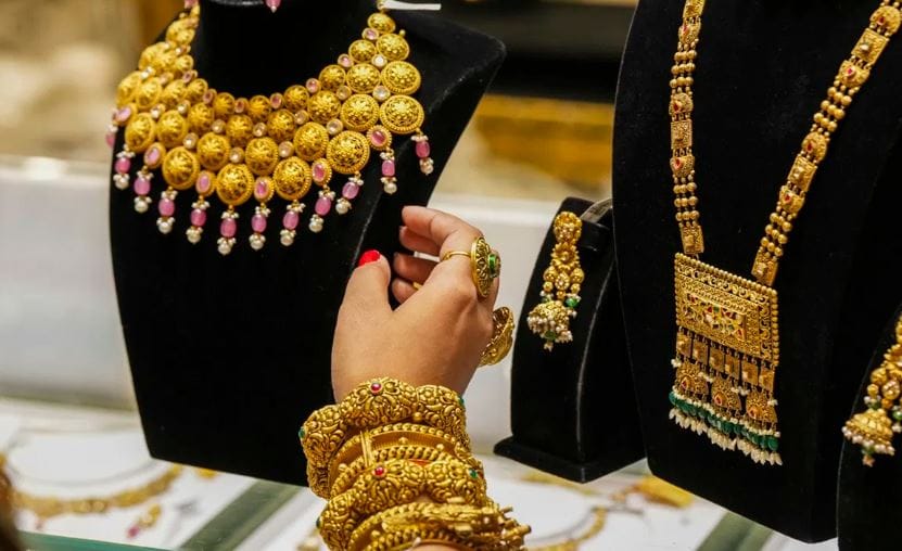 त्यामुळे नंतरच्या वेळेत या दोन्ही धातूंचा भाव खाली आला. सोन्याच्या भावात 4 टक्क्यांची घसरण पाहायला मिळाली. तंतोतंत सांगायचे झाल्यास आज सोन्याचा भाव 1497 रुपयांनी (1.07 टक्के) कमी होऊन 1,38,376 रुपये प्रति 10 ग्रॅमपर्यंत खाली आला. 