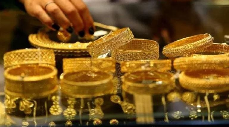 24 कॅरेट सोन्याचा भाव 540 रुपयांनी कमी झाला आहे. म्हणजेच आता 24 कॅरेट असलेल्या 10 ग्रॅम सोन्यासाठी 1,30,150 रुपये मोजावे लागणार आहेत. दुसरीकडे 22 कॅरेट सोन्याचा भावदेखील 500 रुपयांनी कमी झाला आहे.