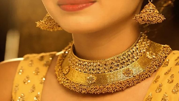 दिवाळीनंतर दोन महिन्यांनी चांदीच्या दराने 1 लाख 90 हजारांचा आकडा ओलांडला आहे. दुसरीकडे चांदीसोबत सोन्याच्या दरात देखील 800 रूपयांची वाढ झाली असून सोन्याचे दर प्रती 10 ग्रॅम मागे जीएसटी सह 1 लाख 31 हजार 840 रुपयांवर पोहोचली आहे.