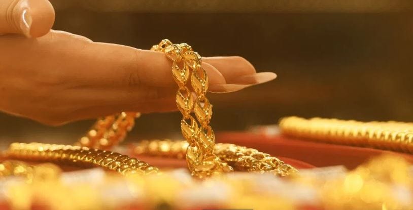 दरम्यान, गेल्या काही दिवसांपासून सोने, चांदीच्या दरात मोठा चढउतार होताना पाहायला मिळत आहे. त्यामुळेच तुम्ही सोन्यात गुंतवणूक करत असाल तर तुमच्या शहरातील स्थानिक बाजारात या धातूचा भाव काय आहे ते जाणून घ्या त्यानंतरच गुंतवणुकीचा विचार करा. कारण स्थानिक पातळीवर घडणावळीचे चार्जेस वेगवेगळे असतात. 