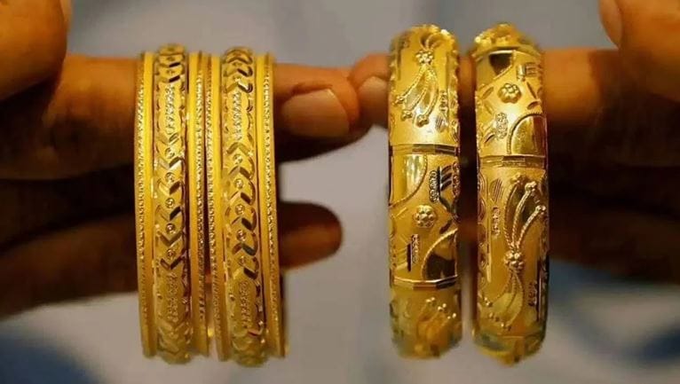 दरम्यान, सोने आणि चांदीच्या दरात रोजच चढ-उतार होत असल्याने भाविष्यात या दोन्ही मौल्यवान धातूंचा भाव किती वाढणार, हे पाहणे महत्त्वाचे ठरणार आहे. ऐन लग्नसराईत ही भाववाढ होत असल्याने मात्र सामन्यांच्या खिशाला चांगलीच झळ बसणार आहे.