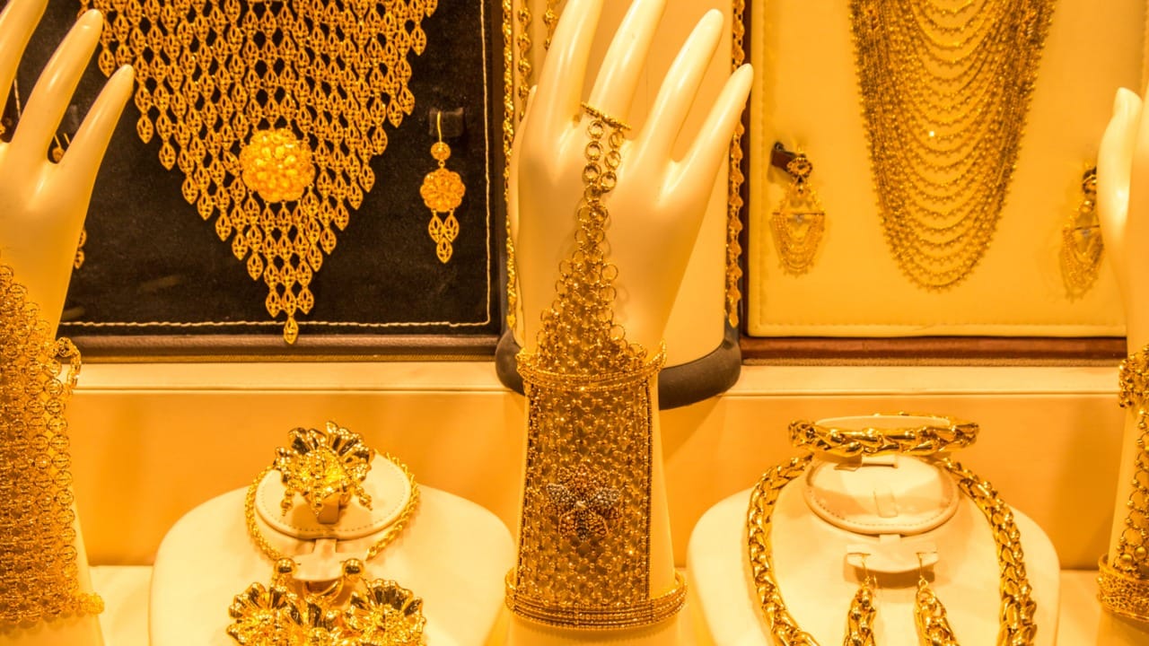 या प्रथेमागे कोणताही वैज्ञानिक किंवा कायदेशीर आधार नाही. ती पूर्णपणे धार्मिक आणि सांस्कृतिक श्रद्धा आणि मूल्यांवर आधारित आहे. सोन्याचा मान जपण्यासाठी आणि घरात सुख-समृद्धी टिकावी यासाठी महिला याचे पालन करतात.