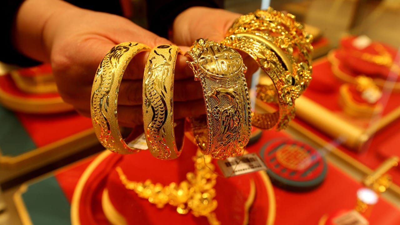 एकंदरीत, महिला कंबरेच्या खाली सोन्याचे दागिने न घालण्यामागे मुख्य कारण म्हणजे सोन्याला देवी लक्ष्मीचे स्वरूप मानून त्याला दिलेला उच्च आदर आहे. ही परंपरा भारतीय संस्कृतीचा एक महत्त्वाचा भाग आहे, जी आजही मोठ्या प्रमाणात पाळली जाते.