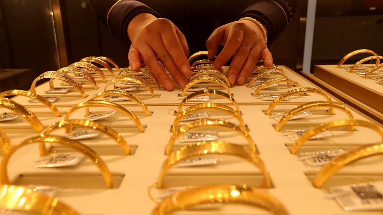 काही तज्ज्ञांनुसार, चांदी हा धातू शरीराला थंडावा देतो, तर सोने उष्णता वाढवते. पायांमध्ये चांदीचा वापर केल्याने शरीराचे तापमान संतुलित राखण्यास मदत होते, अशीही एक पारंपरिक समजूत आहे.