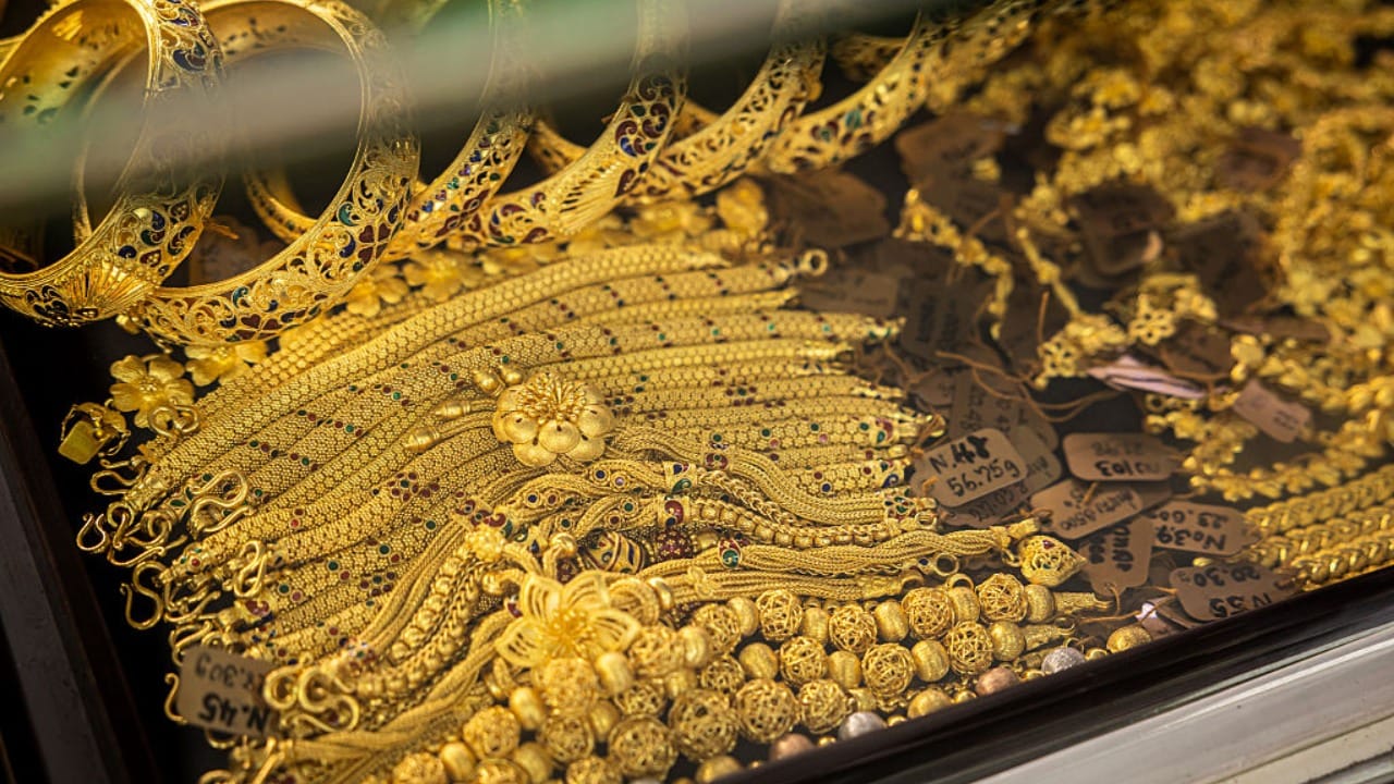 सोन्याला पवित्र मानले जात असले तरी महिला पायात चांदीचे पैंजण मोठ्या प्रमाणात घालतात सोन्याप्रमाणे चांदी देखील शुभ मानली जाते, परंतु धार्मिक दृष्ट्या सोन्यापेक्षा तिचा दर्जा कमी असतो. त्यामुळे चांदी पायात घालण्यास कोणतीही धार्मिक अडचण नसते.