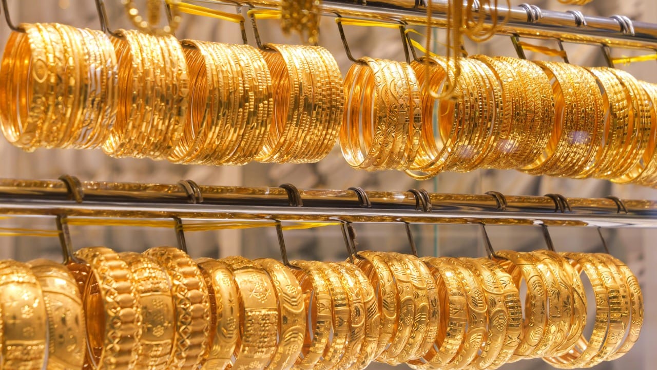 यामुळे, सोन्यासारखा पवित्र धातू शरीराच्या खालच्या भागात म्हणजेच कमरेखाली पायात परिधान करणे हे त्याचा अपमान मानले जाते. या श्रद्धेनुसार, जर लक्ष्मीचे प्रतीक असलेले सोने पायात घातले तर लक्ष्मी नाराज होते आणि घरातून निघून जाते, असेही म्हटले जाते.