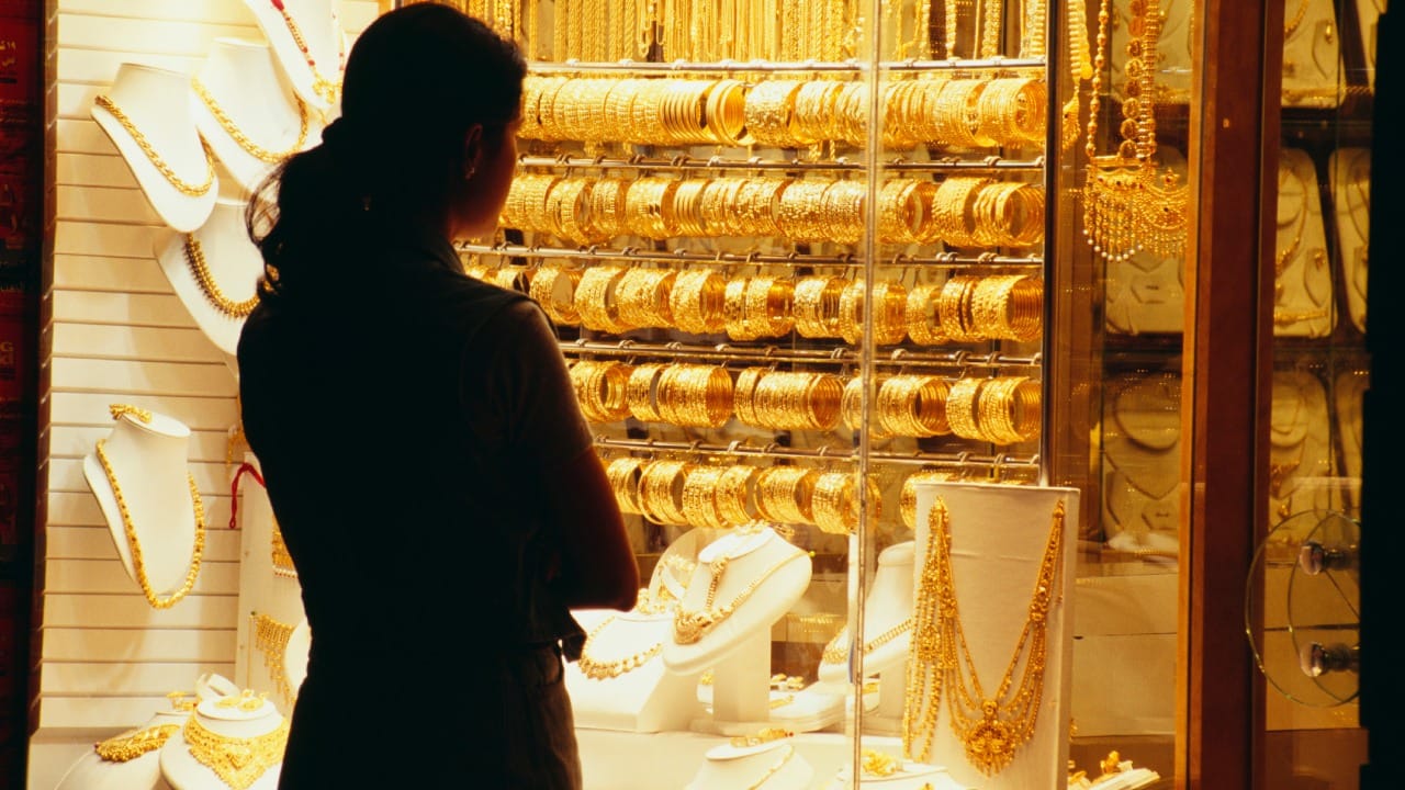 महिला कंबरेच्या खाली सोन्याचे दागिने न घालण्यामागे अनेक शतके जुन्या श्रद्धा आणि समजुती कारणीभूत आहेत. ही केवळ एक प्रथा नसून, भारतीय परंपरेत सोन्याला दिलेल्या विशेष आदरामुळे ही गोष्ट पाळली जाते.