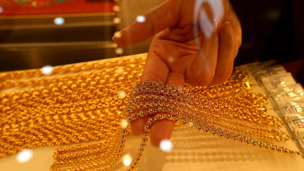 आपण अनेकदा पाहिलं असेल की महिलांच्या पायात चांदीचे पैंजण, जोडवी किंवा कंबरेला चांदीचा छल्ला असतो. पण कोणतीही महिला कंबरेच्या खाली सोन्याचे दागिने परिधान करत नाही. आज आपण यामागे दडलेले शास्त्र जाणून घेणार आहोत.