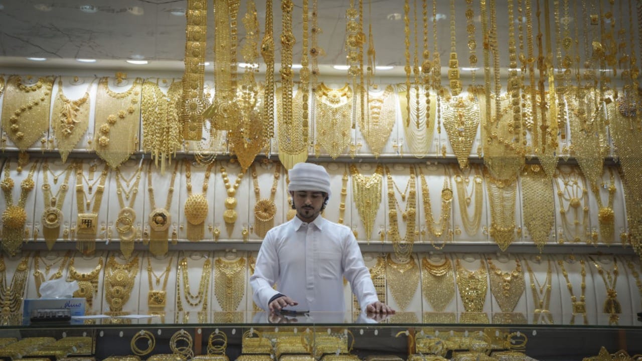 भारतीय संस्कृती आणि परंपरांमध्ये दागिन्यांना फार महत्त्व आहे. दागिने हा प्रत्येक महिलेचा वीक पॉईंट मानला जातो. दागिने हे केवळ सौंदर्य वाढवण्यासाठी नव्हे तर ते वापरण्यामागे धार्मिक, सामाजिक आणि आध्यात्मिक कारणेही असतात.