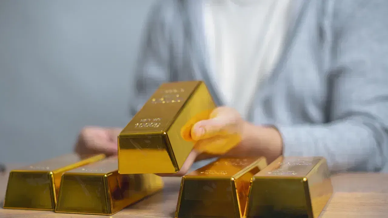 3 डिसेंबरला सकाळी 10:55 मिनिटांनी, एमसीएक्सवर फेब्रुवारी एक्स्पायरीचे सोने 1,30,769 रुपयेवर व्यवहार करत होते. हा मागील दिवसाच्या बंद भावापेक्षा सुमारे 1000 रुपयांची वाढ दर्शवतो. एमसीएक्स गोल्डने सुरुवातीच्या व्यवहारात 1,30,955 रुपयांचा उच्चांक गाठला होता. तुमच्या शहरातील सोन्याचे भाव (गुड रिटर्न्सनुसार) चला जाणून घेऊया...