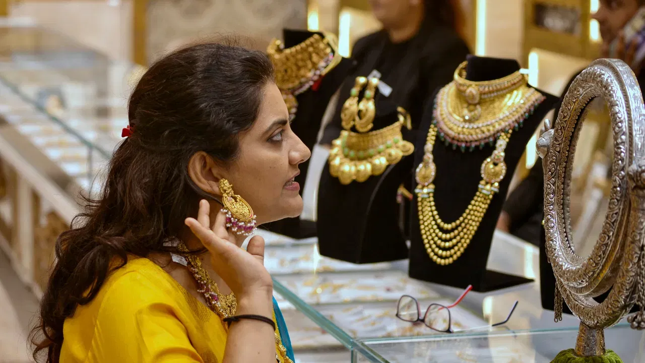 भारतात सध्या लग्नाचा हंगाम सुरू आहे. या महिन्यात देशात लाखो विवाह होणार आहेत. यामुळे सोन्याची मागणी प्रचंड वाढण्याची शक्यता आहे. लग्नासारख्या शुभ प्रसंगी लोक मोठ्या प्रमाणात सोने खरेदी करतात. मात्र, गेल्या काही दिवसांपासून सोन्याच्या किमतीत सतत चढ-उतार पाहायला मिळत आहेत. 3 डिसेंबर, बुधवारी मात्र त्यात तेजी नोंदवली जात आहे. त्यामुळे आज सोने खरेदी करायचे असल्यास लोकांना अधिक पैसे मोजावे लागणार आहेत. सोने हे केवळ सुरक्षित गुंतवणुकीचे साधन म्हणूनच नव्हे, तर भारतीय संस्कृतीशी त्याचा खोलवर संबंध आहे. भारतात सोने खरेदी करणे शुभ मानले जाते.