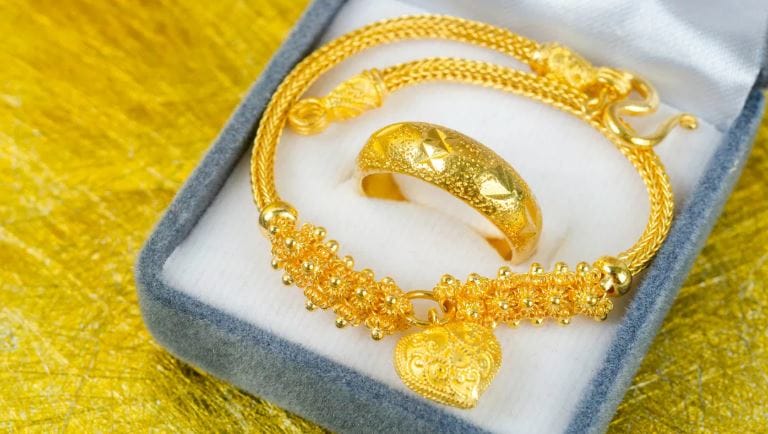 सध्या सोन्याचा भाव 1.41 लाक रुपये प्रति 10 ग्रॅम रुपयांवर पोहोचला आहे. पुढच्या काही दिवसांत हा भाव आणखी वाढण्याची शक्यता व्यक्त केली जात आहे. अमेरिकेचे प्रसिद्ध अर्थशास्त्री ईडी यार्डेनी यांनी लवकरच सोन्याचा भाव 3 लाख रुपयांच्याही पुढे जाण्याची शक्यता व्यक्त केली आहे. यार्डेनी यांच्या मतानुसार सोनं भविष्यात चांगलंच महागणार आहे. 