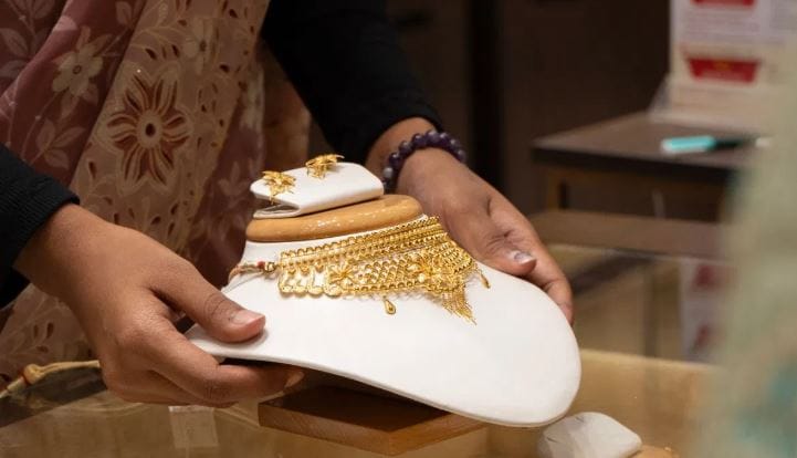 यार्डेने यांच्या मतानुसार 2029 या सालापर्यंत सोने 10 हजार डॉलर्स प्रति औंसवर पोहोचण्याची शक्यता आहे. सध्याच्या जागतिक बाजाराचा विचार करायचा झाल्यास सोन्याचा भाव सध्या 4410 डॉलर्स प्रति औंस आहे. यार्डेनी यांची भविष्यवाणी खरी ठरली तर सोने आगामी  2029 सालापर्यंत सोन्याचा भाव 129 टक्क्यांनी वाढण्याची शक्यता आहे. 