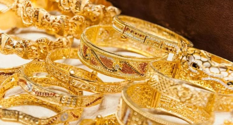 सोन्याने चांदीचे दर प्रचंड वाढल्याने त्याचा परिणाम ग्राहकांवर देखील झाला आहे. ग्राहकांचे बजेट कोलमडले असून दागिने खरेदी करण्याची इच्छा लांबवणीवर पडली आहे. अनेक महिला आता सोने, चांदीचे दागिने न वापरता बेन्टेक्सचे दागिने खरेदी करताना दिसत आहे.