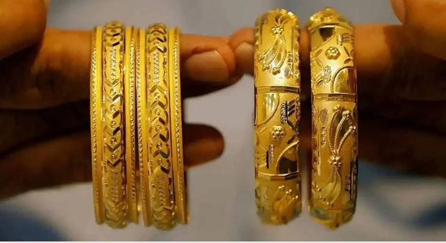 दरम्यान, दिवसेंदिवस सोन्याला चकाकी मिळत असल्याने सामान्यांची दागिने खरेदी करण्याची इच्छा लांबणीवर पडत आहे. अशीच स्थिती राहिली तर सोन्याचा भआव थेट दीड लाखांच्याही पुढे जाण्याची शक्यता असल्याचे म्हटले जात आहे.  