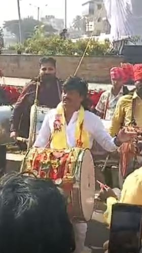 धनगरी ढोल ताशाच्या तालावर गोपीचंद पडळकरांनी धरला ठेका