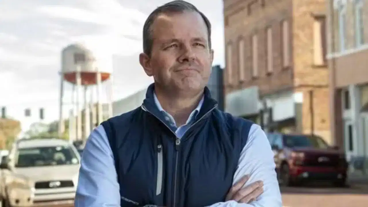 कंपनीच्या मालकाचा दिलदारपणा, इमानदारीसाठी कर्मचाऱ्यांना दिला 2100 कोटींचा बोनस