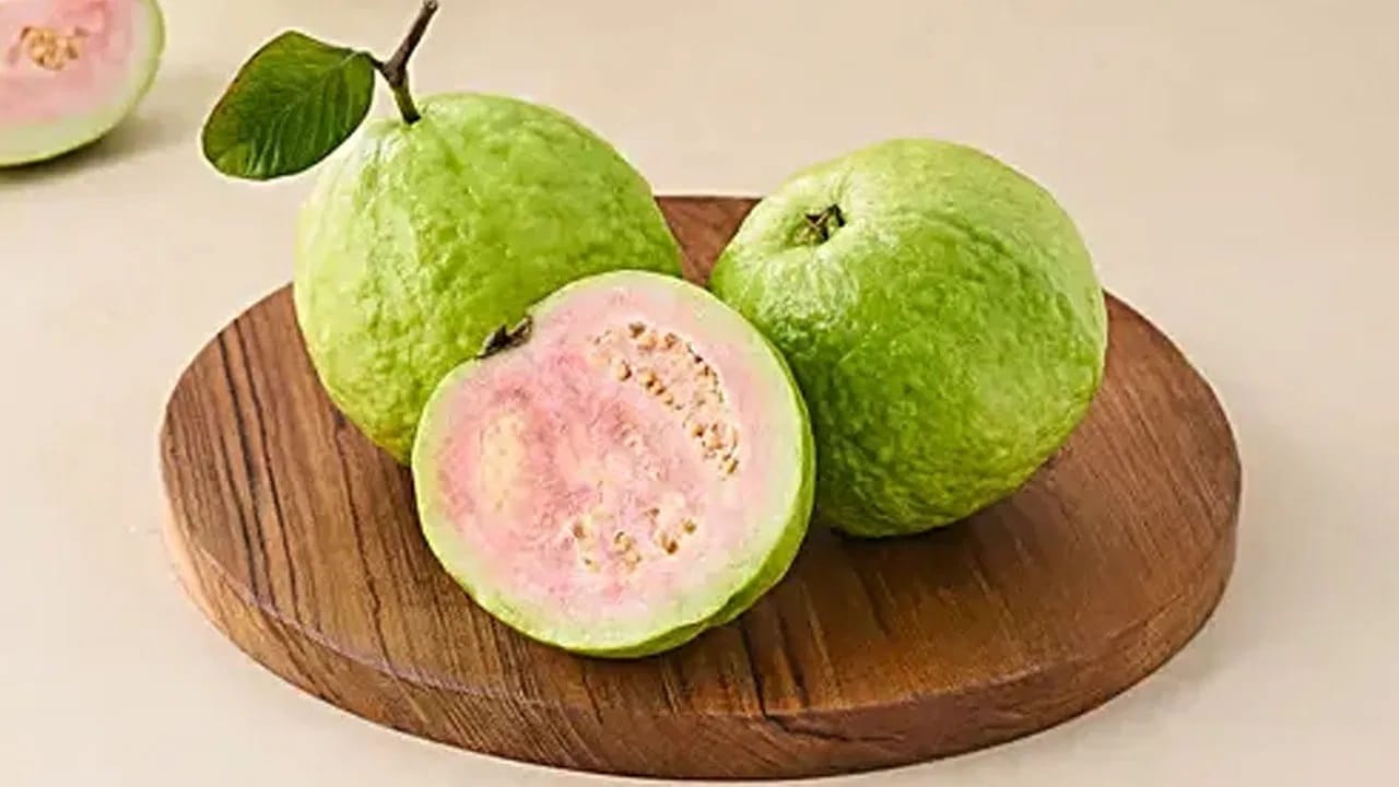 पेरू मध्ये फायबर जास्त असल्यामुळे पचन क्रिया सुधारते. पेरूत पाण्याचे प्रमाण चांगले असल्याने निर्जलीकरण टाळतो...पण पावसाळ्यात पेरू खाल्ल्यास काही जणांना पचनाच्या तक्रारी होऊ शकतात, कारण या काळात फळे लवकर खराब होतात.