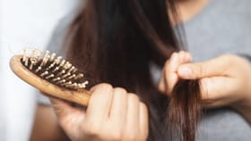 Hair Tips : 'या' पोषक तत्वांच्या कमतरतेमुळे केस गळतात.