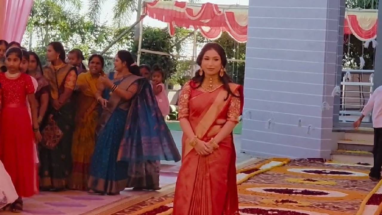 धाराशिवमध्ये एका बापाने आपल्या लाडक्या लेकीसाठी असंच काही तरी केलं. लेक मोठी झाली. तिचं शिक्षण झालं. अन् आता लग्न... मुलीचं लग्न धडाक्यात लावण्याचा जामानिमा केलाच. पण हळदही दणक्यात करण्याचा या बापाने निर्धार केला. हळदीच्या दिवशी त्यांनी असं काही केलं की अख्खं गाव पाहत राहिलं. बापाचं लेकीवरच अतुट प्रेम पाहून अनेकांच्या डोळ्याच्या कडा पाणावल्या. सर्वच जण बापाच्या या उदारतेची चर्चा करत आहे. फक्त गावच नाही बरं, अख्खा धाराशिव जिल्हा या बापाच्या मायेची चर्चा करत आहे.