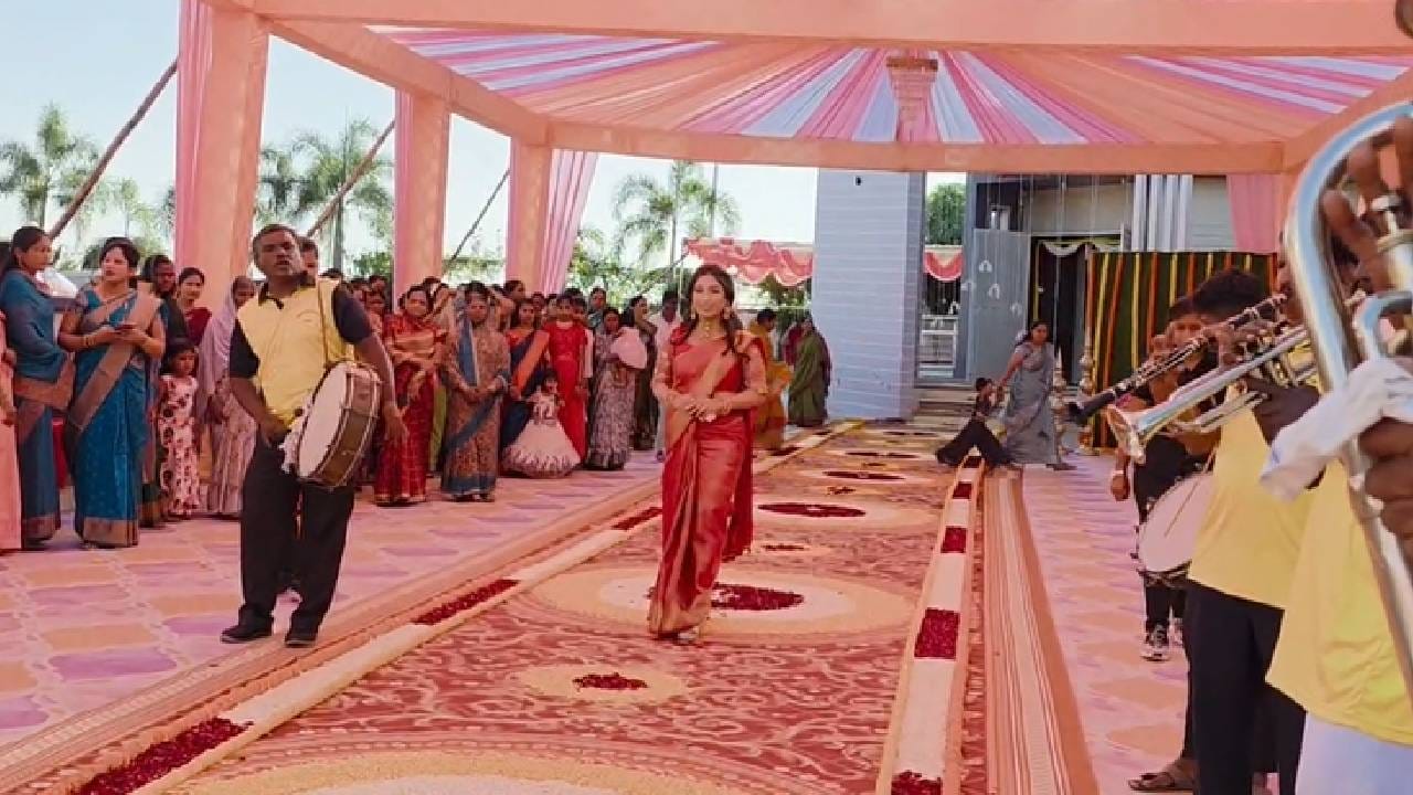 या बापाचं नाव आहे अशोक वेताळ. बापू वेताळ म्हणून ते धाराशिवमध्ये प्रसिद्ध आहेत. धाराशिवच्या परंडा तालुक्यातील सोनगिरी येथील ते रहिवासी आहेत. शेतकरी आणि उद्योजक म्हणून जिल्ह्यात त्यांचं नाव आहे. त्यांची एकुलती एक मुलगी ऋतुजा हिचा विवाह सोहळा आहे.